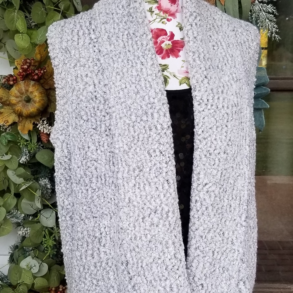 NWOT-Sleeveless cardigan